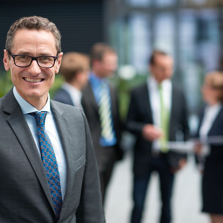 professionals-checklist Egy férfi kollégák csoportja előtt áll